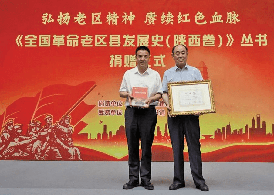 会会长郑彦财赠书文化艺术网-文化艺术报讯(全媒体记者 齐敏)6月8日,"