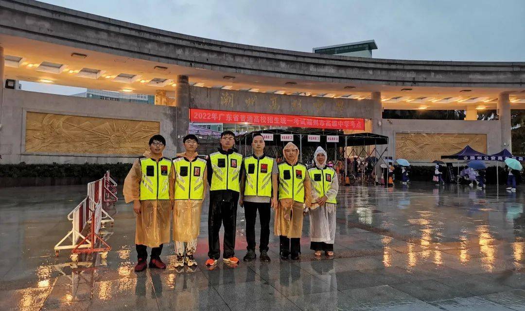 9日下午,潮州市高級中學組織志願服務隊伍,幫助離校考生運送行李,順利