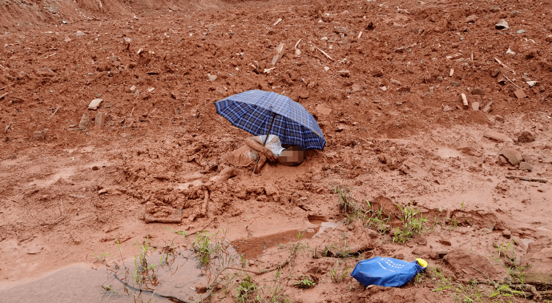 于都一七旬老人深陷泥潭…_方志_群众_淤泥