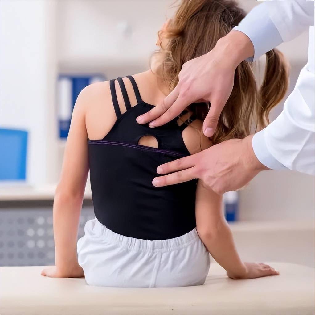 儿童脊柱侧弯的家庭自测法