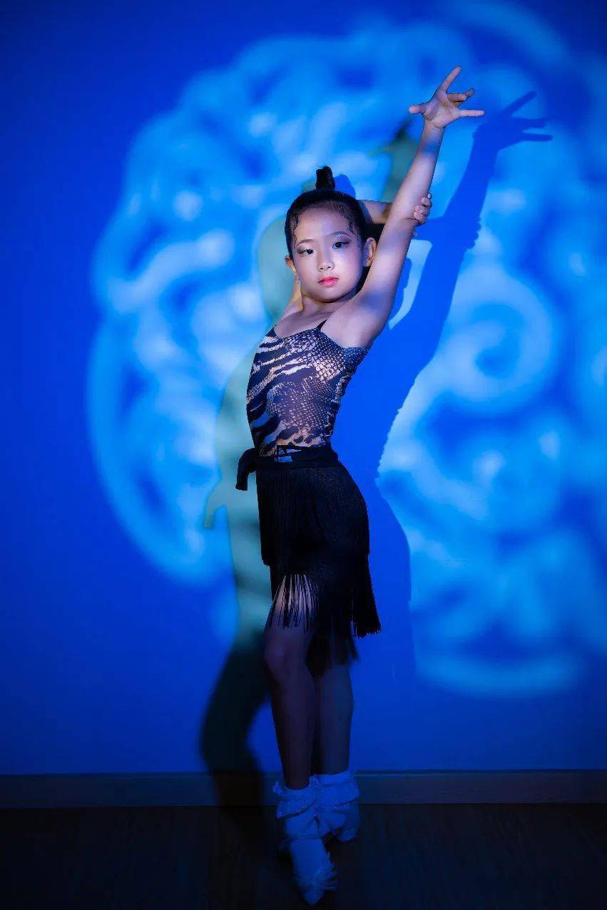 12岁元气少女舞蹈图片