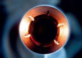 一般子弹射出枪口时的速度是900米每秒,声音常温下在空气中的传播速度