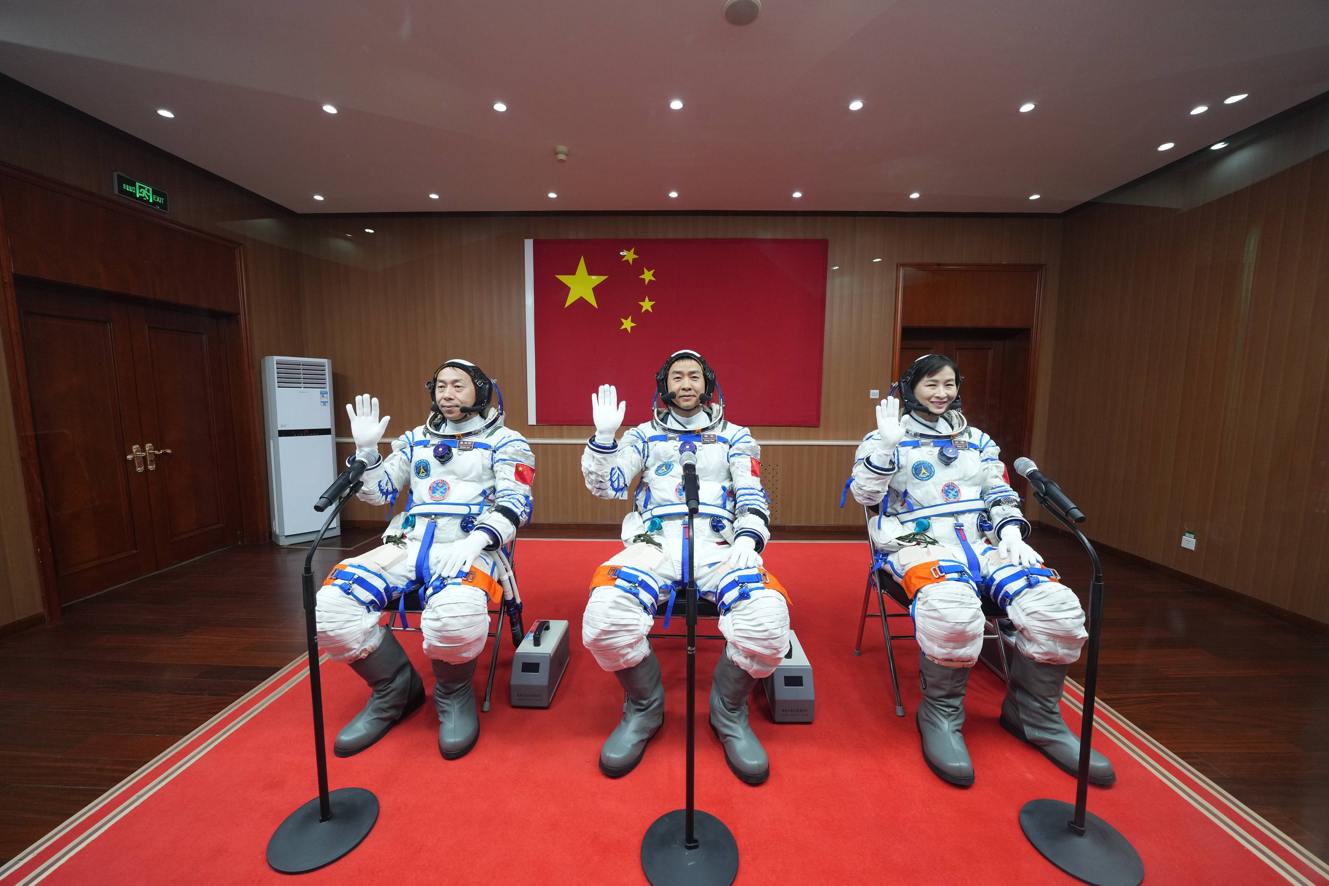 神舟十四号航天员出征
