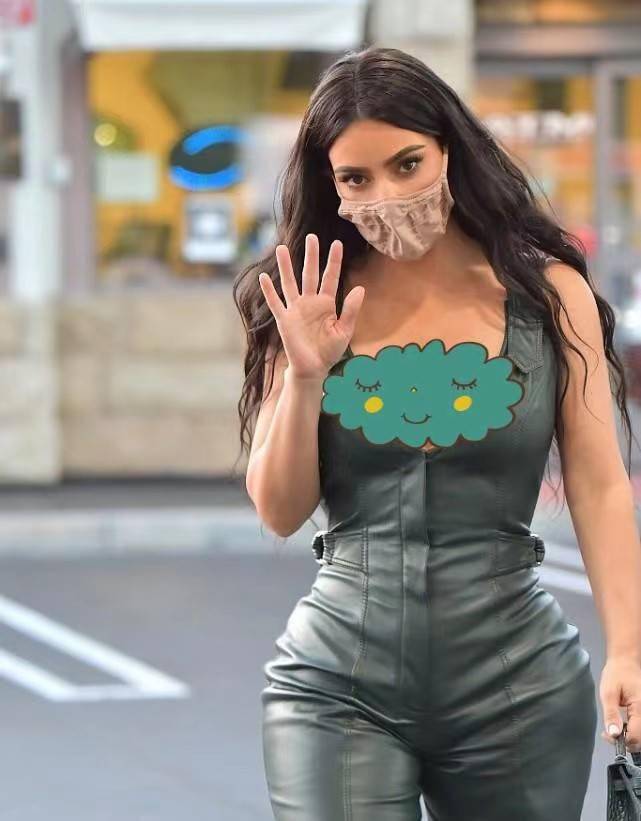 金卡戴珊真会找存在感穿银色塑料衣出门皱巴巴的却挺时髦