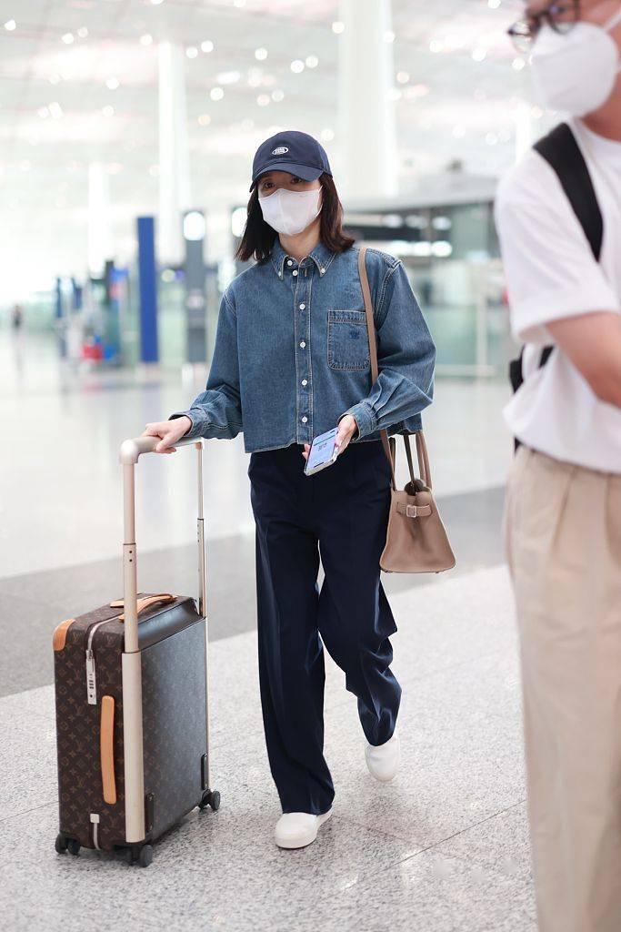 董洁机场街拍低调难掩时尚短款牛仔上衣搭长裤休闲简约