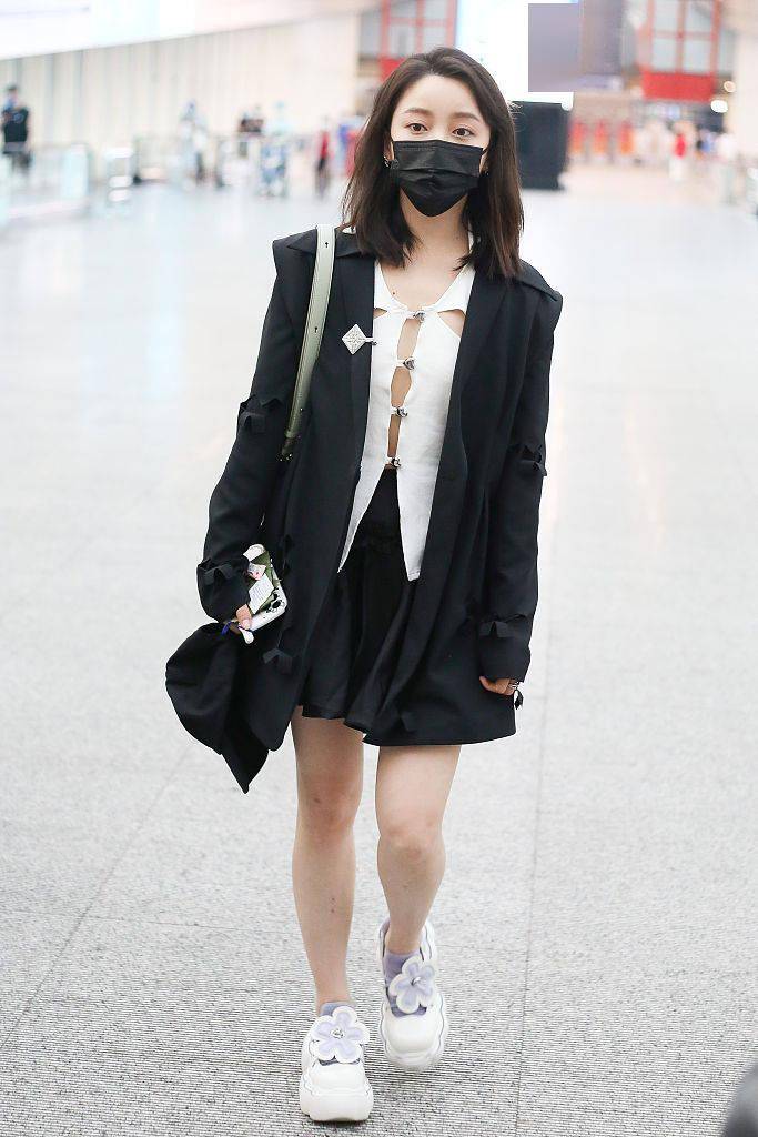 姜贞羽穿黑色短裙现身机场 黑西装白色镂空内搭设计感十足