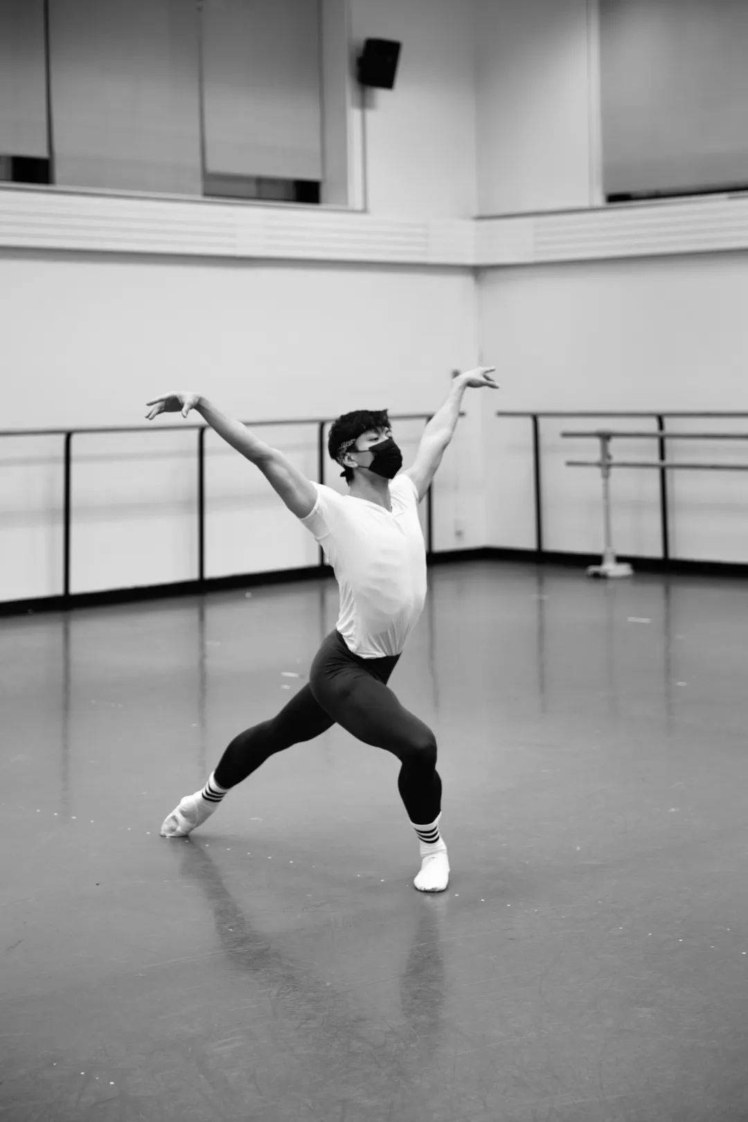 他成为纽约城市芭蕾舞团史上首位中国首席舞者陈镇威每一支舞都是last