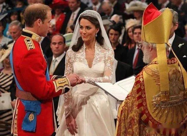 王妃也有带娃烦恼女王庆生现场的三胎妈妈抓狂记