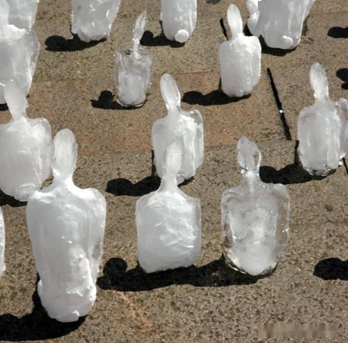 成百上千的小冰人融化成了一滩水户外艺术关于生命与环境的思考