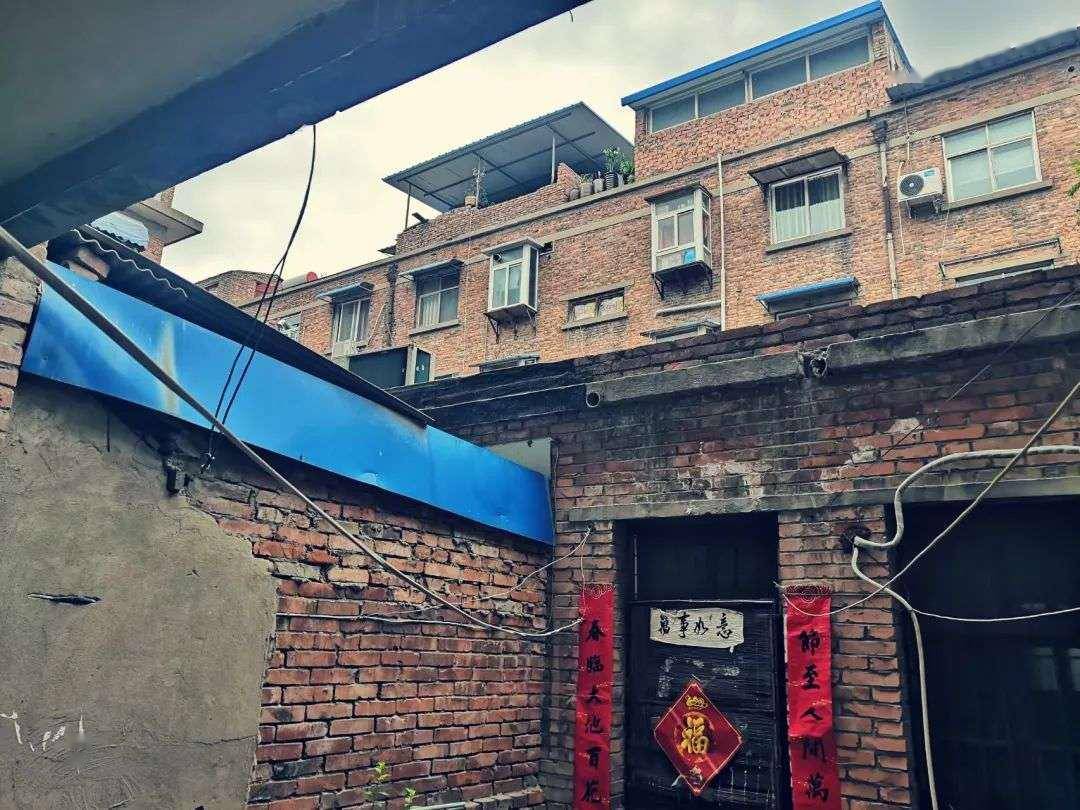 毕业照是用每个人的大头照p成一张,论文也是线上答辩,毕业证邮寄,行李