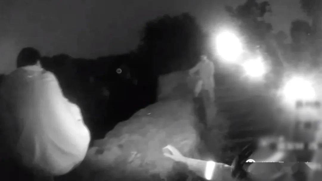 年轻小伙跟家人吵了两句 一时想不开想跳河 幸亏 林德全 李典 进行