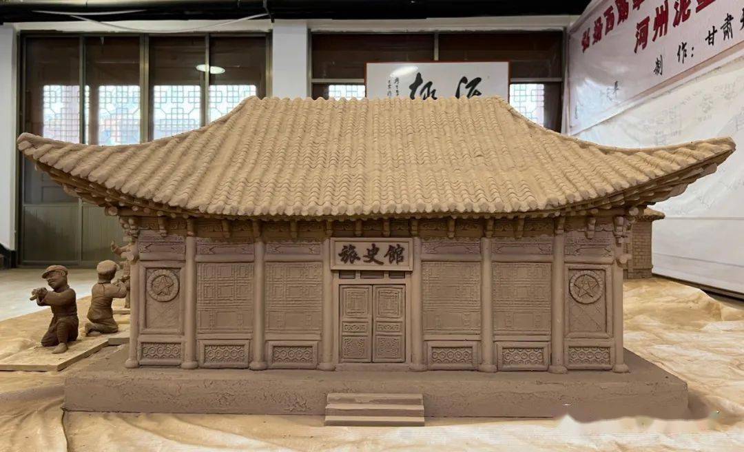 蝴蝶楼坐北朝南,分两层以木质纯榫卯结构为主体中式仿古典建筑,整体