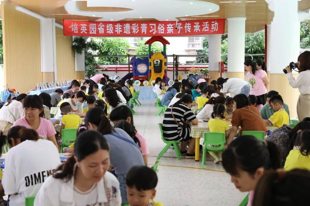 "彩青习俗"走进培英幼儿园活动三:6月8日下午,南信幼儿园的演出室内传