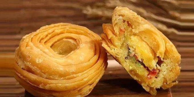 炉桥大救驾是定远县炉桥镇一带盛行的一种特产油酥饼,圆形,表面酥层