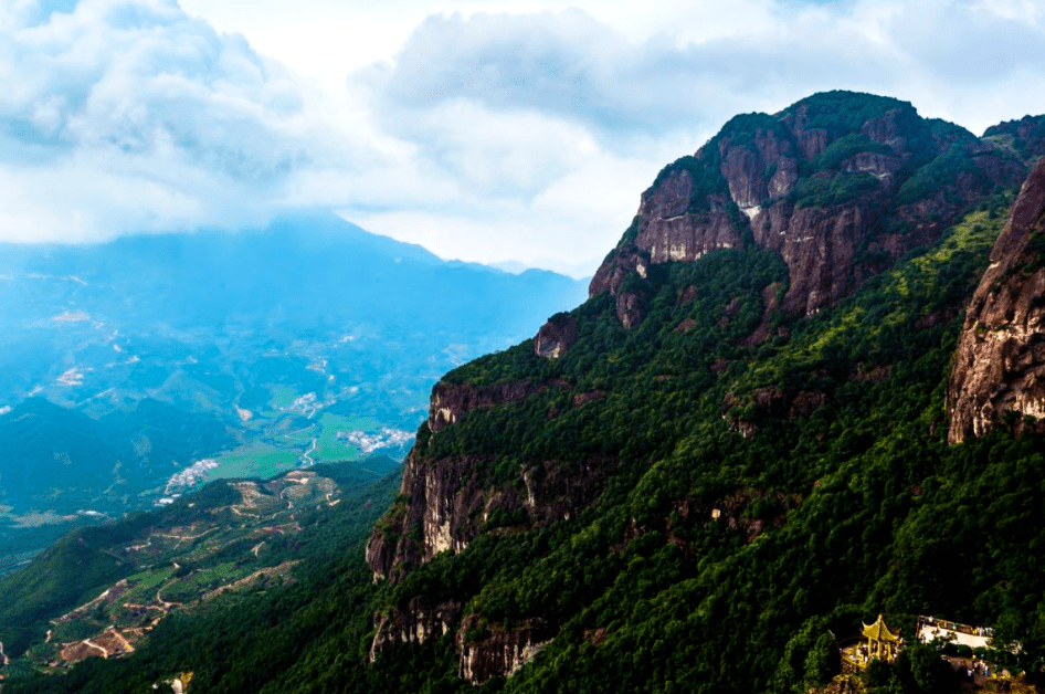 風景區以險峰,奇石,清泉,飄云為四大特色;七大峰,峰峰以方圓數公里