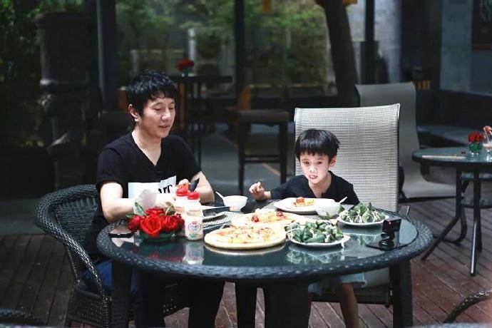 罚磕头一千次,引发争议后删文_郑钧自曝体罚孩子惹争议_郑熙岳_方式