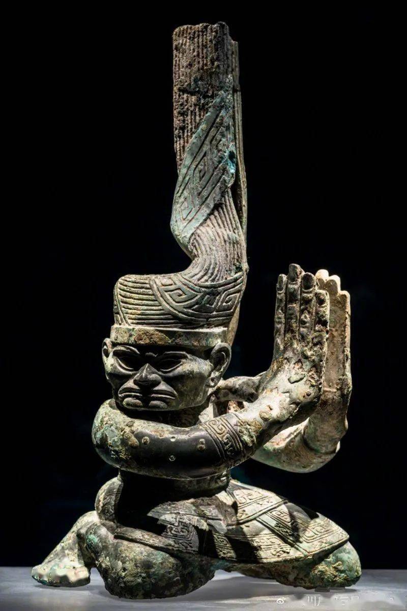 托尼老师坐不住了三星堆出土中分发型人物网友别挖了历史书厚到不行了