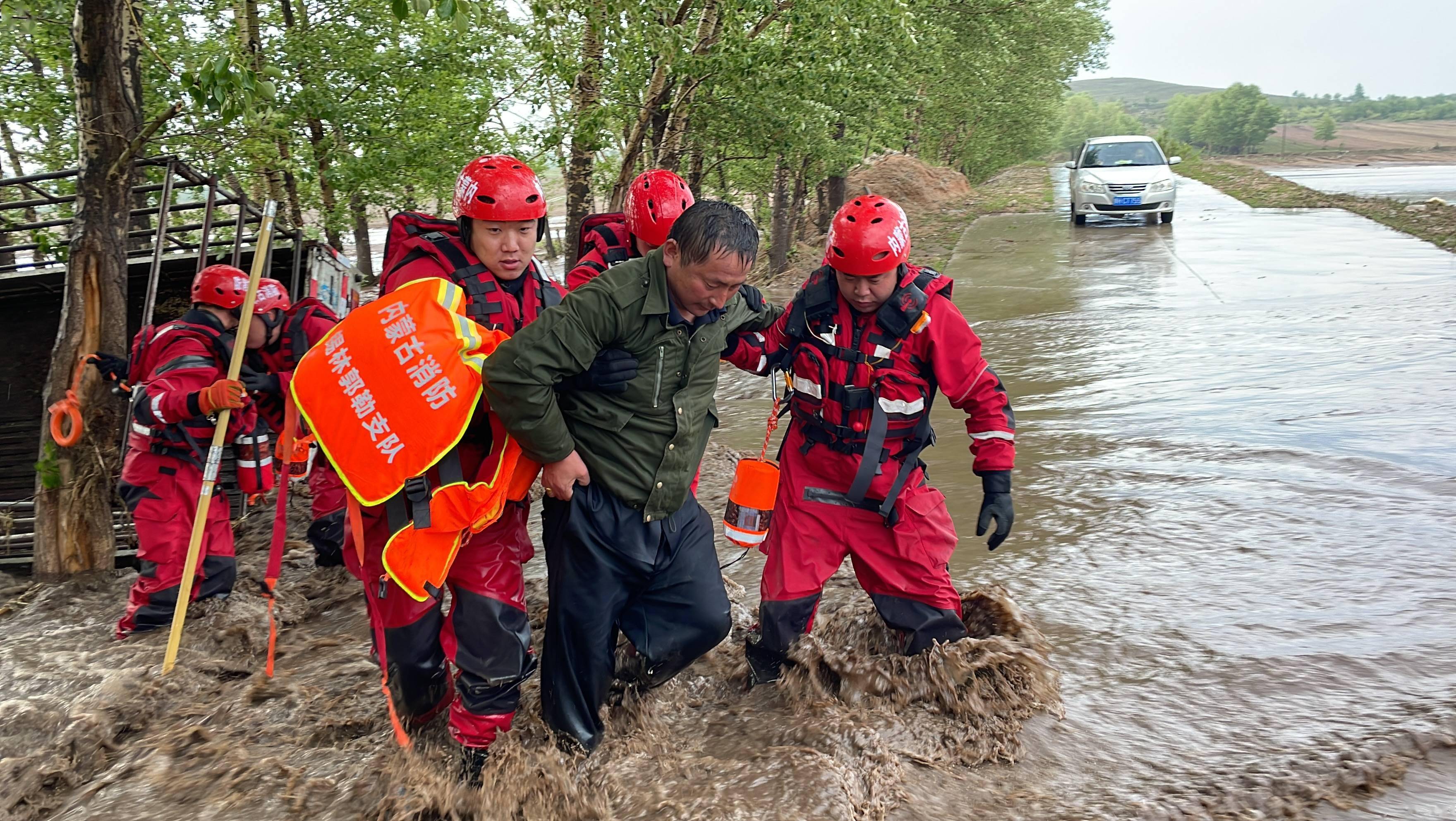 太仆寺旗:强降雨致多人被困 消防紧急救助_救援_人员_宝昌镇
