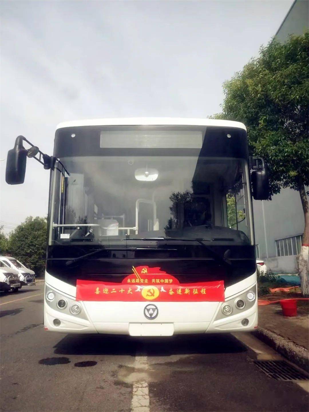 目前,开封公交精心组织实施新车上线相关工作,以保证60辆新车顺利投入