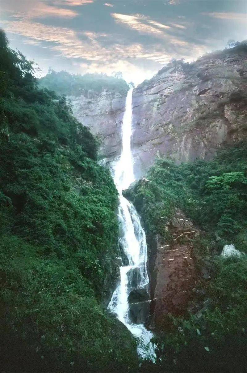 秀峰景区位于庐山南麓,在鄱阳湖之滨的江西星子县境内,秀峰一带的山峰