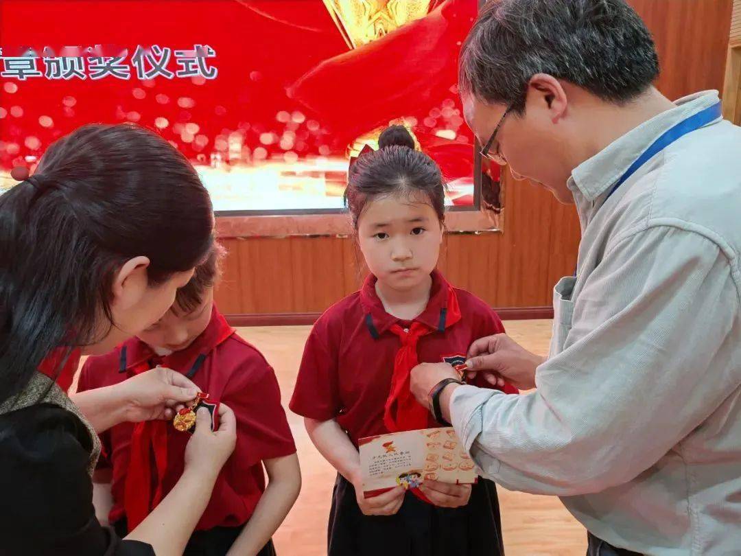 全市各地少先队组织开展红领巾奖章一星章颁章活动