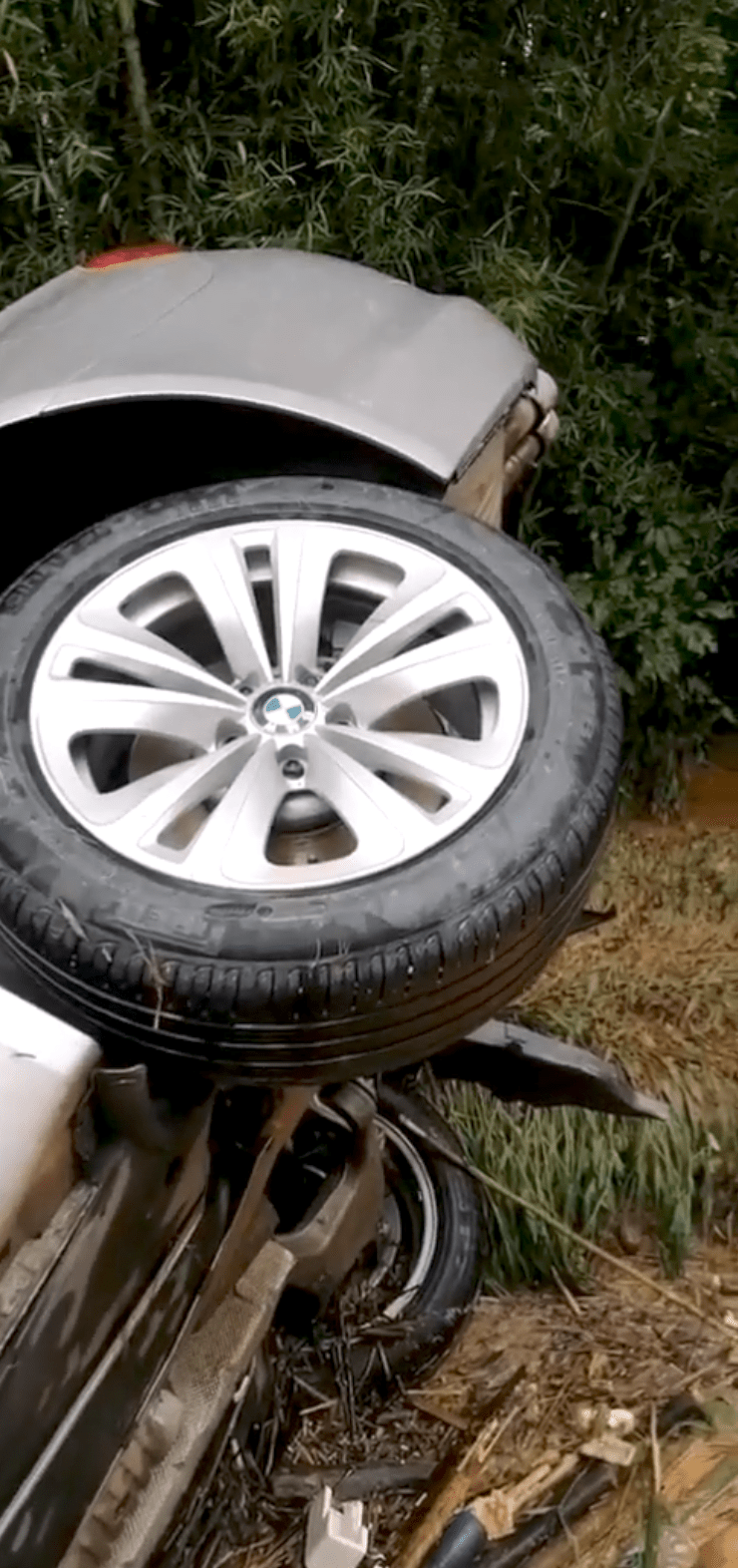 大单了今天藤县接亲婚车被洪水冲出路边宝马车报废了