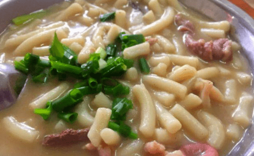 大碌粉是用米浆现做成的米粉,加入筒骨熬制的高汤,放入猪肉,猪肝,牛肉