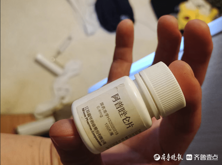 男子凌晨手持药瓶要自杀朋友紧急报警民警破门救人