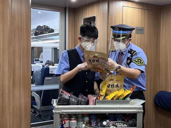 6月14日,在北京西开往井冈山方向的d733次列车上,列车长杨宏伟正在