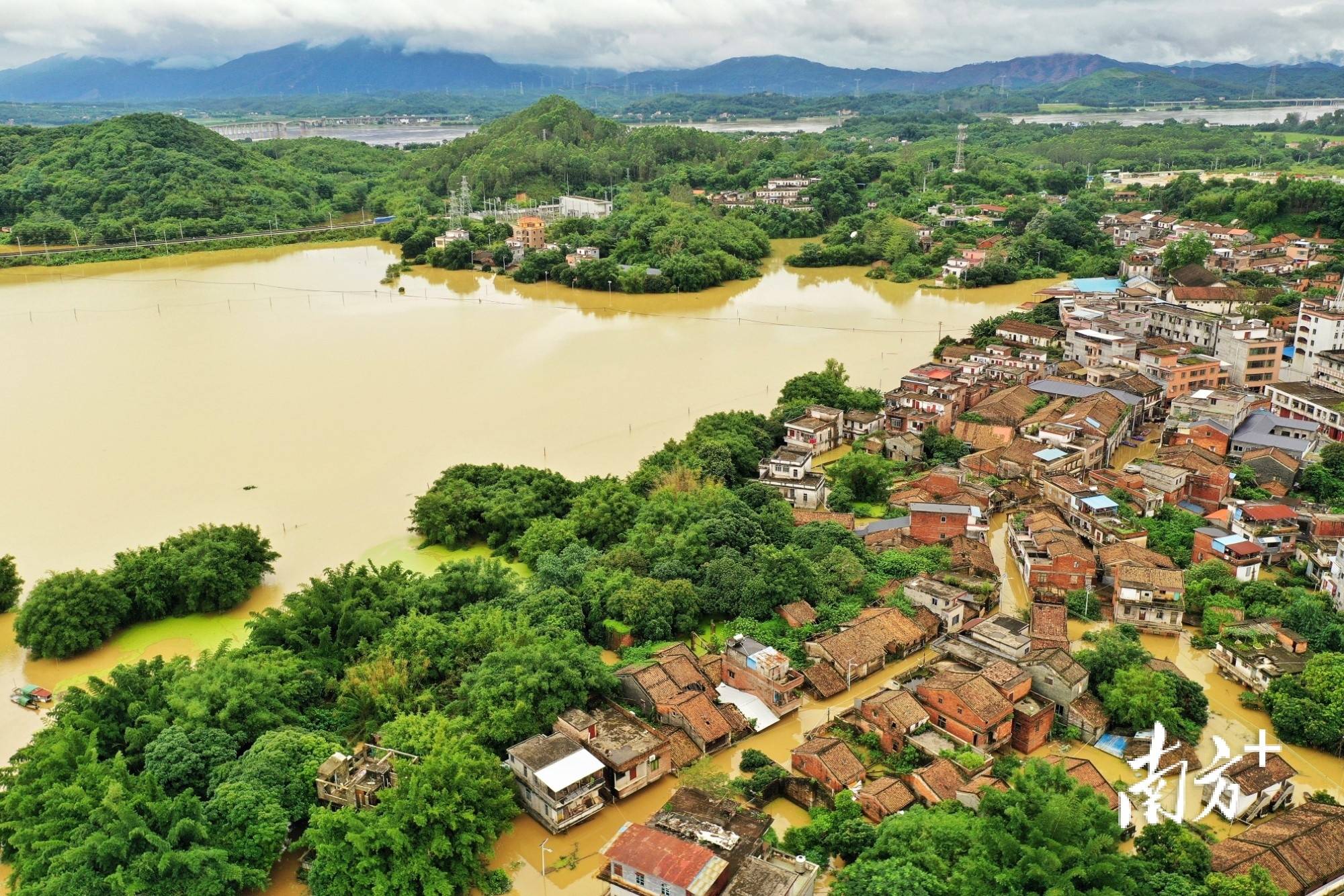 多图直击│洪水围村,水近屋顶,清远村民撑艇仔买菜_梁素雅_飞来峡镇