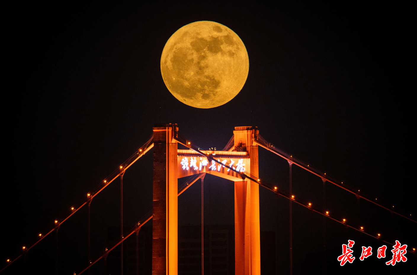 "超级月亮"与黄鹤楼"同框"_共赏超级月亮_"超级月亮"为啥这么大?_今晚