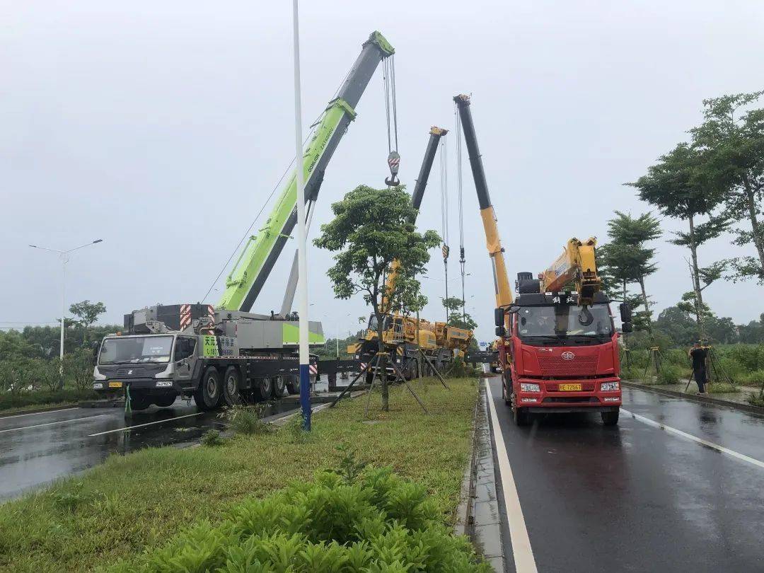 超大型起重吊车侧翻了交警18小时冒雨救援