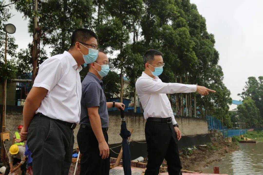 何俊聪查看麻涌河沿线防洪情况以及麻四新涌水闸重建工程建设情况