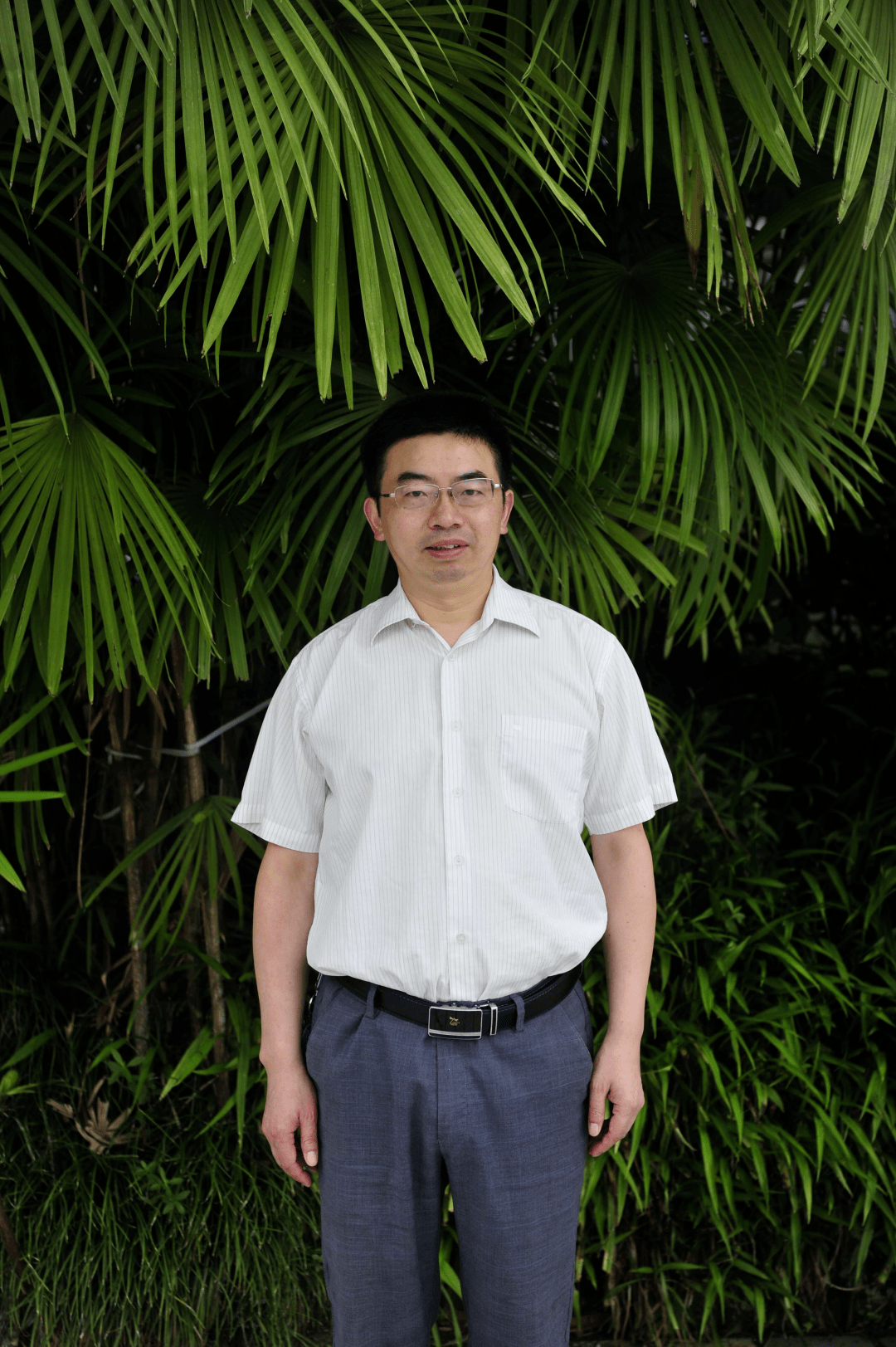 一个装的是良心,另一个装的是爱心李进孝,男,50岁,潼南中学数学教师