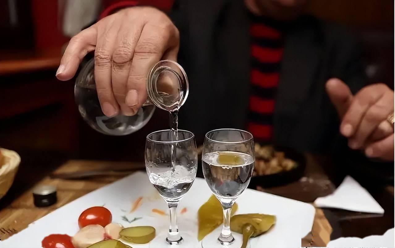 吃晚饭时经常喝白酒的人现在身体咋样了早了解早受益