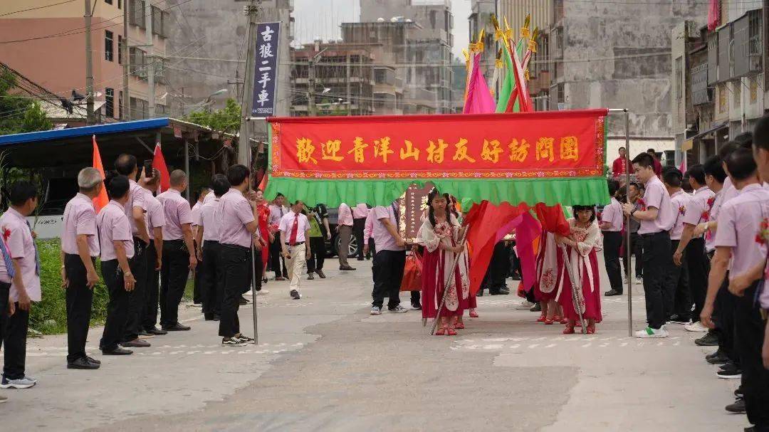 6月14日上午,占陇镇旧地村和南径镇青洋山村张灯结彩,彩旗飘扬,鼓乐喧