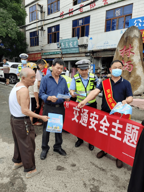 助力全國文明城市的創建,6月15日,由副鎮長李元林帶隊,國歡鎮聯合涵江