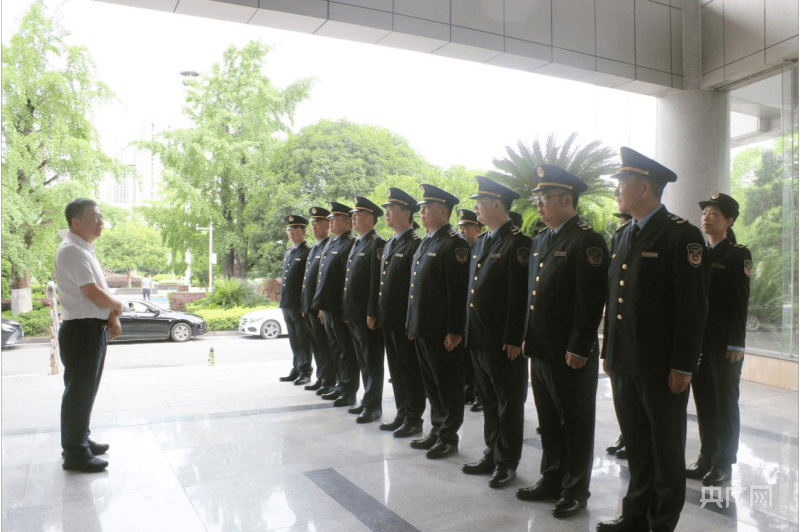 湖南长沙岳麓区应急管理综合行政执法局揭牌_执法人员_张永久_队伍