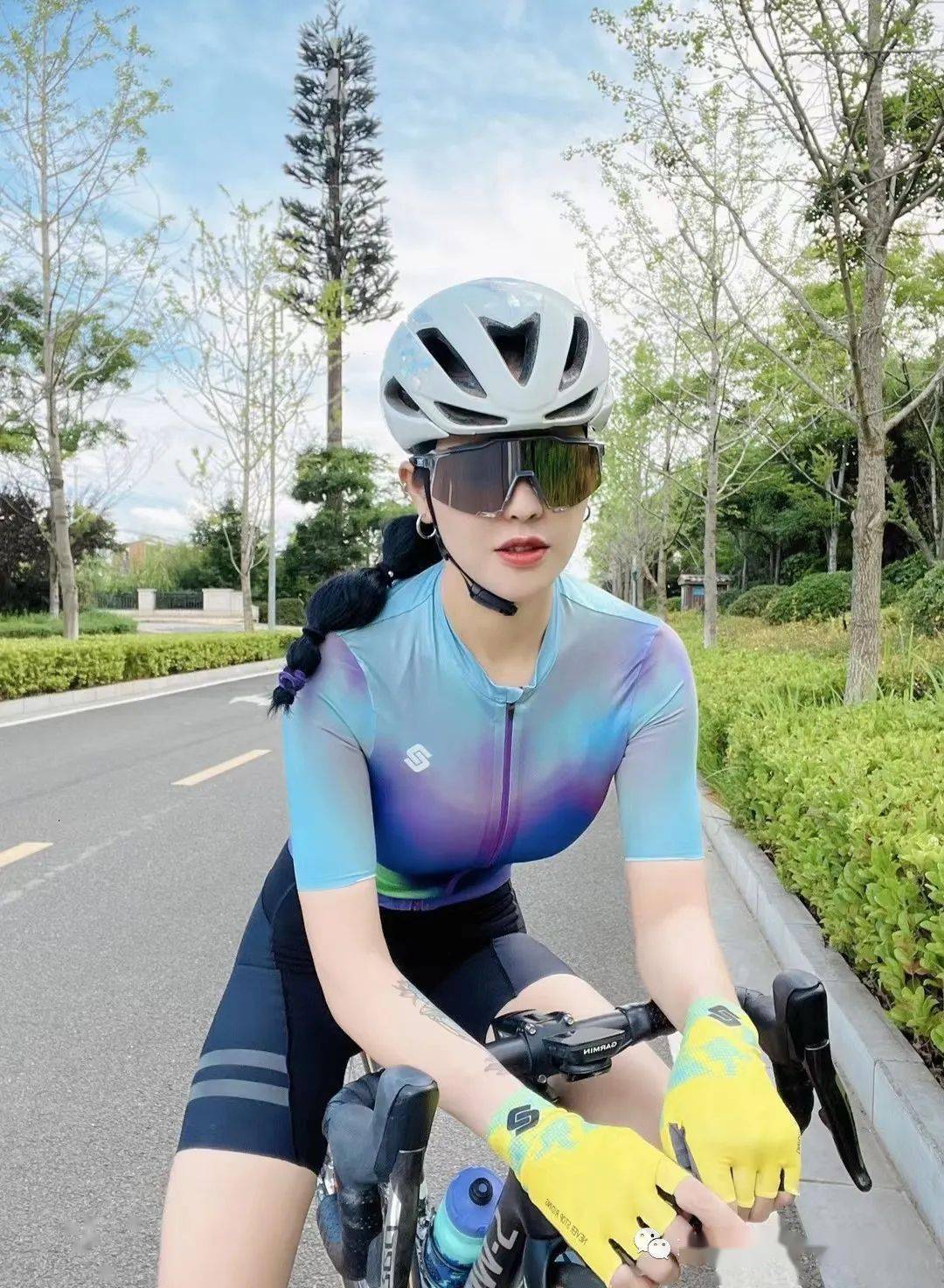 骑车自行车美女图片