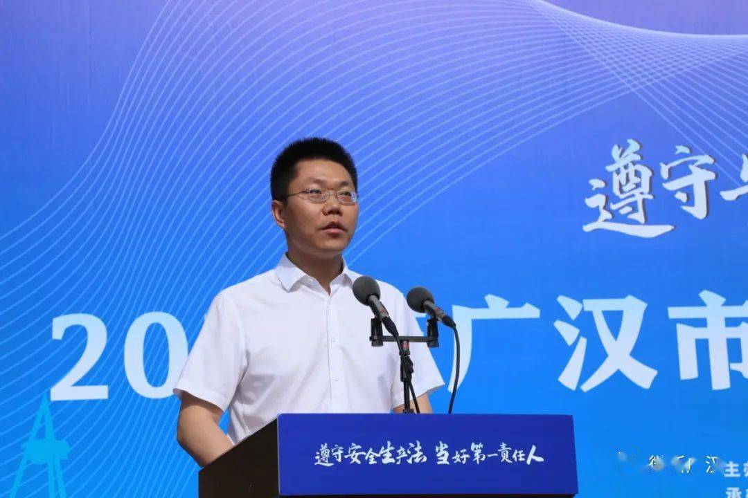 市委常委,常务副市长曾鹏讲话并宣布活动正式启动在金雁广场举行.