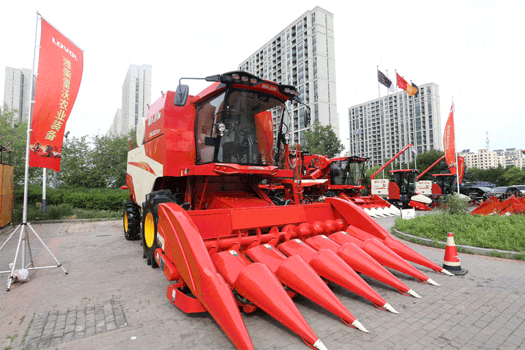 雷沃谷神gk120pro轮式机采用220马力发动机 进口大排量液压行走泵及