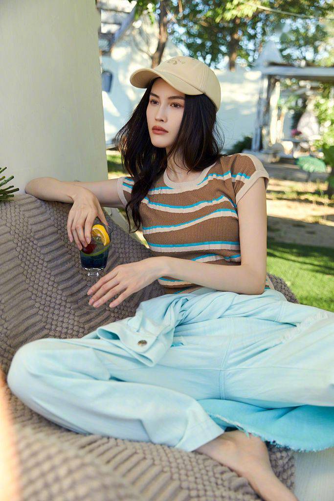 何穗发布一组夏日露营写真 休闲穿搭享受度假时光_秀发_自拍_大好