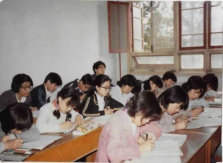 80年代的学校老照片图片