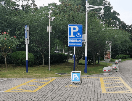 06设有无障碍卫生间,符合有关标准规范且能够正常使用.