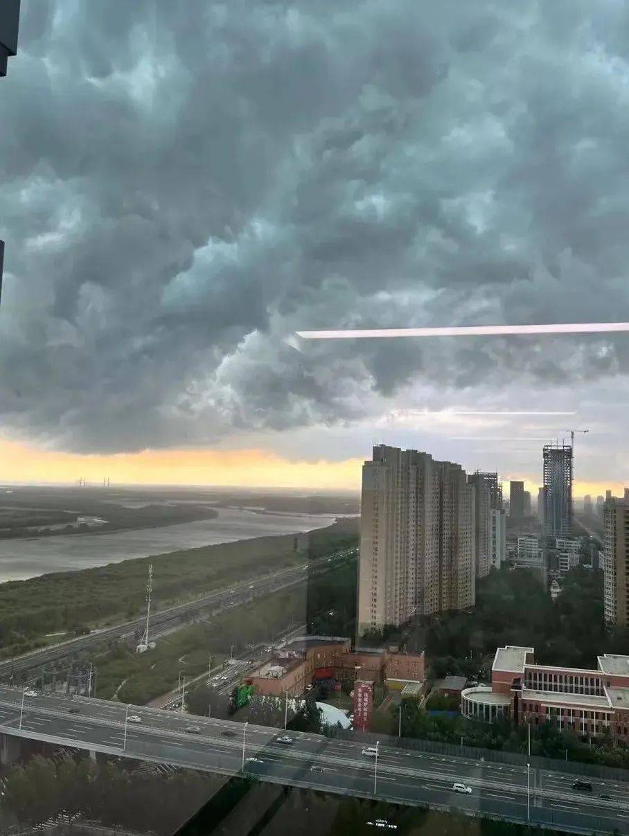 地區有分散性陣雨降雨同時局地有短時強降水,雷暴大風冰雹等強對流天