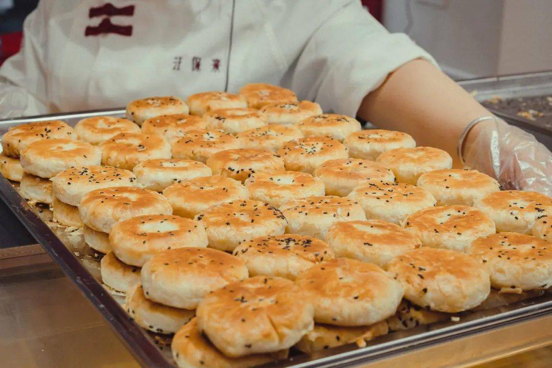 排队预警馋哭小孩的汪保来又开新店啦还买一斤送一斤