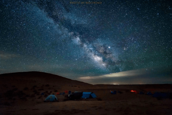 看没有光污染的星空,看清晰的银河倒泻在头顶上方,一起星空夜话:沙漠