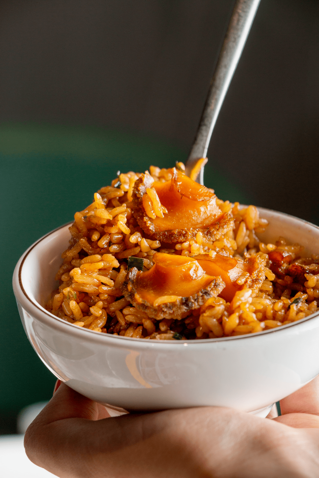 用鲍鱼和猪脚焖出的一锅闽式咸饭,既有熟悉的传统味道,还多了分贵气与