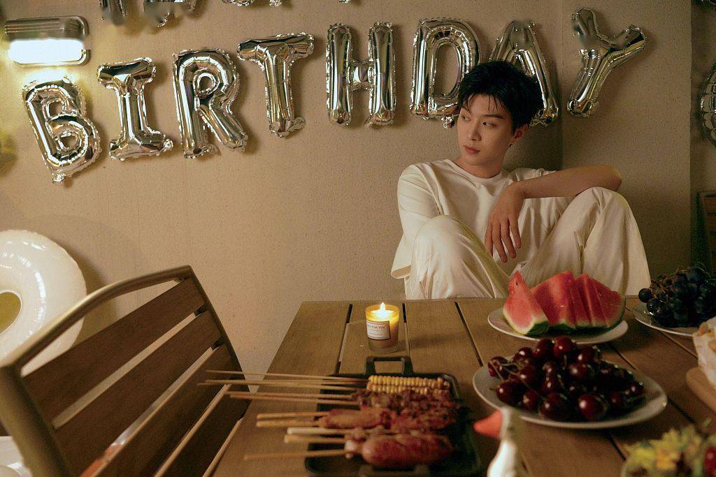 范丞丞22岁生日分享露营时刻白色look简约纯粹眼神温柔