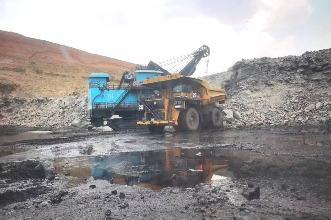 由中车株洲所自主研发的矿卡无人驾驶系统在陕西榆林神延西湾露天煤矿